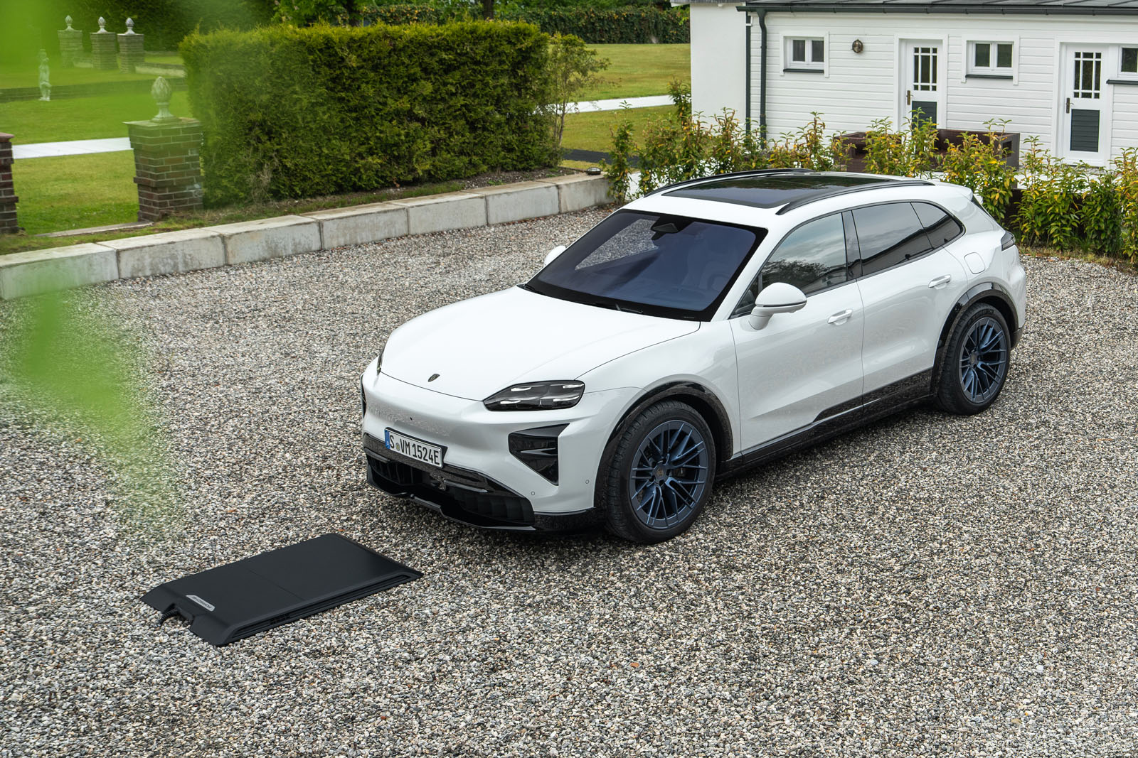 Porsche Cayenne EV теперь может заряжаться беспроводно, но опция стоит £7 285