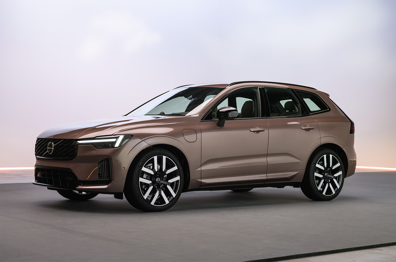 Volvo представила гибридный XC60 с электромобилем на 124 мили без двигателя